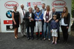 Siegerehrung mit Norbert Böhm (Vorstand Düsseldorfer RV), Trainer Andreas Trybuhl, Jockey Andreas Helfenbein. Foto Gabriele Suhr