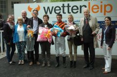 Siegerehrung mit dem Düsseldorfer Geschäftsführer Günter Gudert, Trainer Axel Kleinkorres, Jockey Adrie de Vries, Rennvereinspräsident Peter M. Endres. Foto: Gabriele Suhr