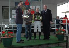 Siegerehrung mit Trainer Paul Harley, Jockey Filip Minarik und RV Präsident Hans Martisch Schlebusch. Foto Gabriele Suhr