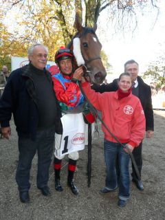 Sieger Lavallo mit Jockey Alexander Pietsch, Besitzer W. Bartel und Trainer Waldemar Hickst (Foto G. Suhr)