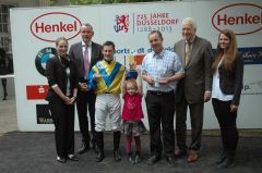 Siegerehrung mit Jockey Mirco Demuro. Foto Gabriele Suhr