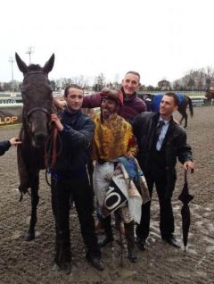 Solojorie und ihr Team, rechts Trainer Jess Parize. Foto: Karl Knips