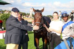 Switsch mit Eduardo Pedroza, Besitzer Hans-Georg Fabian (links) und Trainer Andreas Woehler nach dem Sieg im BBAG Auktionsrennen. ©galoppfoto - Frank Sorge