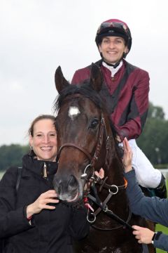 Taifa mit Patrick Gibson und Besitzerin Beatrice Niemeyer nach dem Sieg beim Derby-Meeting 2024. ©galoppfoto - Frank Sorge