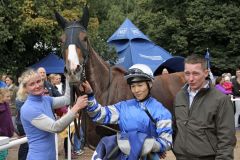 Das Siegerteam: Toward Glory mit Bayarsaikhan Ganbat und Trainer Stefan Richter. www.galoppfoto.de - Frank Sorge