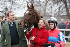 Trainer Dominik Moser mit Beltaine Fire und Sabrina Wandt - von der Besitzergemeinschaft war niemand nach Halle gereist, dafür wurde der Sieg in der eigenen Beltaine Fire-Facebook-Gruppe umso ausführlicher gefeiert. www.galoppfoto.de - Frank Sorge