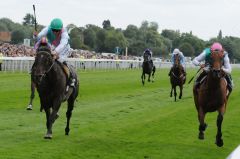 Twice Over (l.) mit Ian Mongan in den Juddmonte International Stakes. Foto J. J. Clark