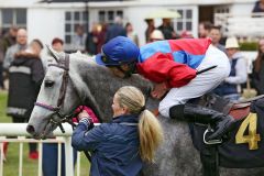 Überraschender Sieg, umso größere Freude: Michael "Miki" Cadeddu auf Mc Queen nach Sieg im Hoppegartener Sprint-Cup. www.galoppfoto.de - Frank Sorge