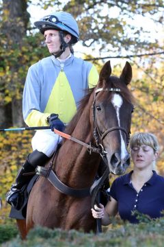 Vespasia mit Melina Ehm nach dem Sieg am 30.10.22 in Hoppegarten. ©galoppfoto - Sabine Brose