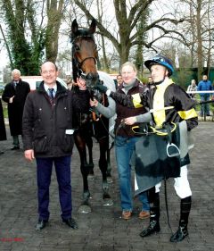 Sieger Vif Monsieur mit Trainer Sascha Smrczek, Betreuerin Renate Beltermann, Jockey Koen Clijmans. Foto: Gabriele Suhr