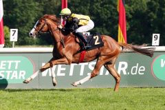 Waldadler gewinnt am 23.05.2023 mit Maxim Pecheur in Hoppegarten. ©galoppfoto - Sabine Brose