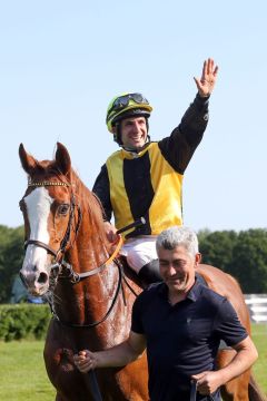 Waldadler mit Maxim Pecheur nach dem Sieg am 23.05.2023 in Hoppegarten. ©galoppfoto - Sabinen Brose