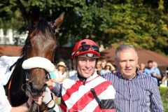 Das Siegerteam nach dem T. von Zastrow Stutenpreis, Gr. II, in Baden-Baden: Waldbiene mit Alexander Pietsch und Trainer Waldemar Hickst für den Stall Grafenberg ©galoppfoto - Frank Sorge