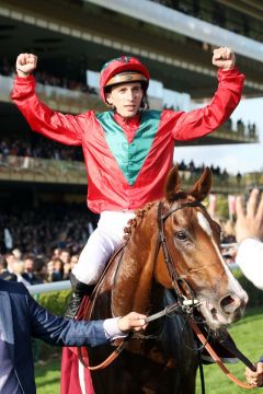 Waldgeist und Pierre-Charles Boudot in Jubelpose nach dem 98. Prix de l'Arc de Triomphe. www.galoppfoto.de - Frank Sorge