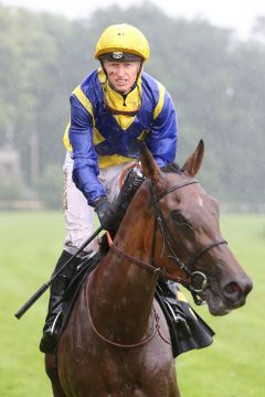 Wetter schlecht, Laune gut: Filip Minarik auf Well Timed. www.galoppfoto.de