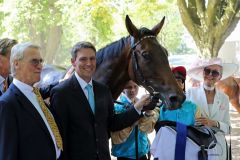 Dr. Günter Paul (links) und Evelyn Krause (rechts) nehmen die Siegerin Weltmacht mit Trainer Markus Klug und Jockey Andreas Helfenbein für das Gestüt Röttgen in Empfang. Foto: Dr. Jens Fuchs