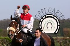 Ein gelungenes Comeback für Overdose mit Jockey Andreas Suborics nach dem Hoppegartner Fliegerpreis auf der Hauptstadtbahn. www.hoppegarten.com