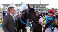 Weltstar mit Trainer Markus Klug und Jockey Adrie de Vries nach dem IDEE 149. Deutschen Derby im Absattelring. www.galoppfoto.de - Frank Sorge