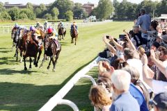 Nah dran, das Publikum zückte die Handys: Das Finish beim IDEE 149. Deutschen Derby. www.galoppfoto.de - Sabine Brose