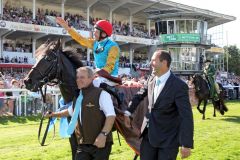 Weltstar mit Adrie de Vries und Gestütsmeister Frank Dorff nach dem Sieg im IDEE 149. Deutsche Derby. www.galoppfoto.de - Frank Sorge