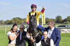 Wikinger mit Adrie de Vries, Trainer Gerald Geisler (rechts), Ehefrau Eva-Maria Geisler und Team nach dem Sieg im Ferdinand Leisten-Memorial. ©galoppfoto - Jimmy Clark