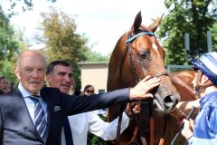 Besitzer Jürgen Winzer mit Simca Mille und Jockey Alexis Pouchin. www.galoppfoto.de