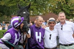 Wish you well mit Michael Cadeddu, Höny-Hofs Gestütsleiter Simon Minch (rechts) und Trainer Jean-Pierre Carvalho nach dem Sieg im Coolmore Cup. www.galoppfoto.de