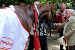 Zusammen 99 Jahre alt: Die Diana-Siegerin Lacazar und die Galopp-Legende Hein Bollow. www.galoppfoto.de - Sandra Scherning