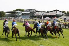 Aufgalopp in München-Riem. Foto www.galoppriem.de - turfstock.com