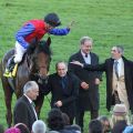 Jockey Filip Minarik und Trainer Jean-Pierre Carvalho nach dem erneuten Gr. I-Erfolg mit Ivanhowe, in der Mitte der General Manager Gebhard Apelt. Foto courtesy by Murat Fischer