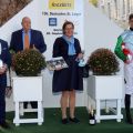 Die Siegerehrung für das St. Leger (v.l.n.r.): Trainer Peter Schiergen, Rennvereinspräsident Andreas Tiedtke, Ingeborg von Schubert für den Stall Hornoldendorf und Jockey Lukas Delozier. www.galoppfoto.de - Stephanie Grundmann