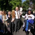 Silvery Moon mit Jockey Andrasch Starke, Trainer Mario Hofer, Mitbesitzer Eckhard Sauren und Fans nach dem ersten Sieg im Absattelring. Foto: www.galoppfoto.de - Sandra Scherning