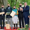 Sieger auf dem Podium, von der rp-Unternehmensgruppe ist Frank Bierkämper (2.v.r.) dabei. www.galoppfoto.de - Stephanie Gruttmann