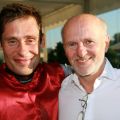 Jockey Alexander Pietsch und Dirk Rossmann im Portrait nach dem Sieg im Rossmann-Rennen.www.galoppfoto.de