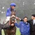 Kistenritt der besonderen Art - Adrie de Vries reitet für Frankie Dettori und gewinnt mit Campanologist den Rheinland-Pokal, erster Gratulant ist Trainer Saeed bin Suroor. www.galoppfoto.de