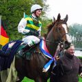 River Storm Dancer mit Miguel Lopez nach dem Sieg im 110. Grosses Heinrich Vetter-Badenia-Jagdrennen. Foto Karina Strübbe