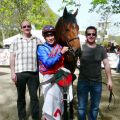 Racing Times (b. W. v. Danetime-Cartesian) mit Besitzertrainer R. Jansen und Alex Pietsch (Foto: Gabriele Suhr)