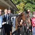 Mit Amorella, der überraschenden Siegerin im T. von Zastrow Stutenpreis: Besitzer Thomas Schwind, Trainer Markus Klug und Jockey Martin Seidl. www.galoppfoto.de - Frank Sorge