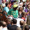 Applaus für den Sieger Salut im Preis der BBAG-Jaehrlingsauktion - Jockey Andrasch Starke freut sich mit Besitzer Rolf Harzheim vom Gestüt Bona. www.galoppfoto.de