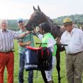 Arabino mit Wladimir Panov, Trainer Hans-Jürgen Gröschel (links) und Besitzer Otto-Werner Seiler nach dem Sieg im BBAG-Auktionsrennen. www.galoppfoto.de