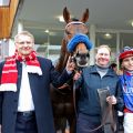 Assistent mit Thore Hammer-Hansen, Trainer Henk Grewe (links), Besitzer Eckhard Sauren und Betreuerin Renate Beltermann nach dem Sieg im Grand Prix Aufgalopp in Köln. ©galoppfoto - Sandra Scherning