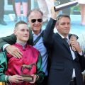 Auf dem Siegerpodest: Jockey Martin Seidl, Besitzer Thomas Schwind und Trainer Markus Klug nach dem Sieg im T. von Zastrow Stutenpreis in Baden-Baden. www.galoppfoto.de - Frank Sorge