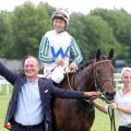 sBeste Stimmung beim Siegerteam um Clever Candy nach dem Großen Preis von Lotto Hamburg mit Bayarsaikhan Ganbat im Sattel und Trainer Sascha Smrczek. ©galoppfoto - Frank  Sorge