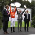 Premiere und erster Gruppesieger für den 20-jährigen Jockey Martin Seidl, Trainer Miltcho Mintchev (2. v. r.) hat schon öfterr die Nationalhymne gehört. www.galoppfoto.de - Sandra Scherning