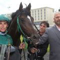 Buzzy mit Milos Milojevic und Besitzertrainer Guido Förster nach dem Sieg am 1. Renntag des Hamburger Meetings - acht Tage später geht es ins Derby. www.galoppfoto.de - Frank Sorge