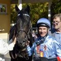 Comte Noir mit Adrie de Vries und Trainer Axel Kleinkorres nach dem Sieg in Baden-Baden. ©galoppfoto - Jimmy Clark