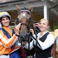 Danedream mit Andrasch Starke, Betreuerin Cynthia Atasoy und Trainer Peter Schiergen nach dem Sieg im Grossen Preis von Baden. www.galoppfoto.de - Frank Sorge