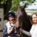 Das siegreiche Team in den Wempe 104. German 1000 Guineas: Darnation mit Adrie de Vries in den Farben der Züchter und Besitzer vom Newtown Anner Stud. ©Dr. Jens Fuchs