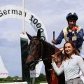 Das siegreiche Team in den Wempe 104. German 1000 Guineas: Darnation mit Adrie de Vries in den Farben der Züchter und Besitzer vom Newtown Anner Stud. ©Dr. Jens Fuchs