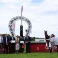 Standesgemäße Siegerehrung auf dem Geläuf für eine klassische Siegerin: Die englische Gaststute Daranation gewinnt mit Adrie die Vries für Trainer Karl Richard Burke und das Newtown Anner Stud. ©Dr. Jens Fuchs